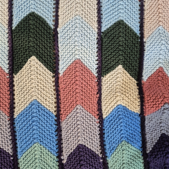 Handmade Chevron Pattern Throw Blanket 40" X 36" - Picture 3 of 7